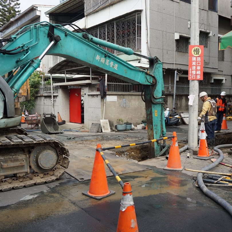 防範道路管挖作業意外  中市勞工局籲採「三大防線」