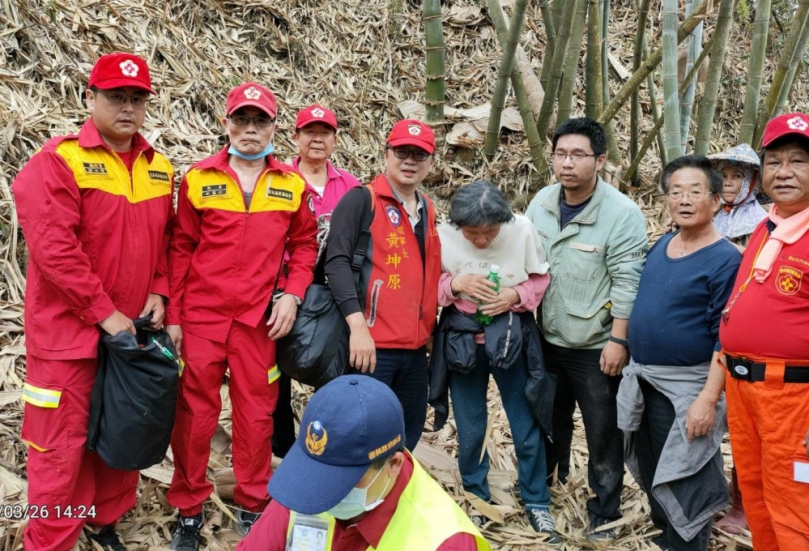 雲林縣林內鄉失智老翁走失32小時 救難協會與村民在山區溪谷合力尋獲 家屬感激萬分