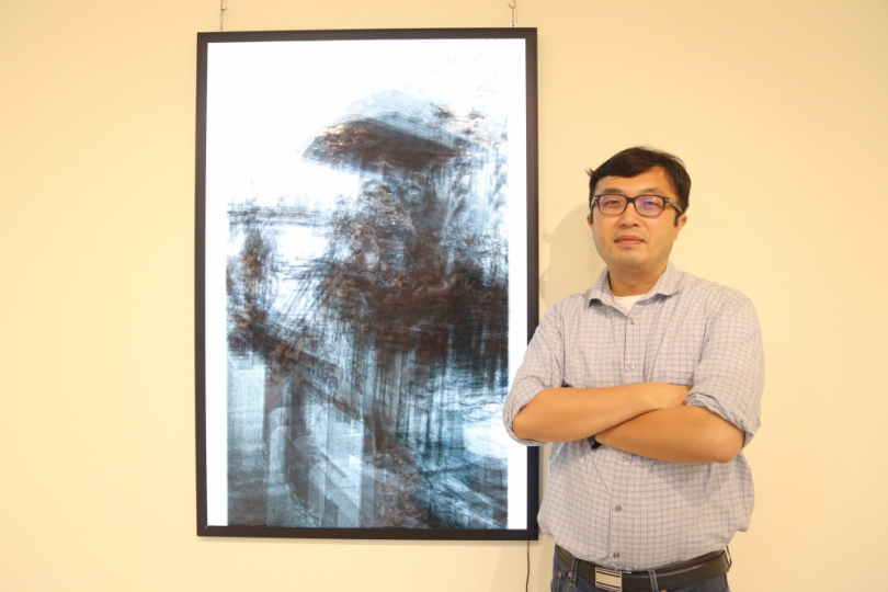 林智偉以連續影像手法  形構如黑白抽象畫作