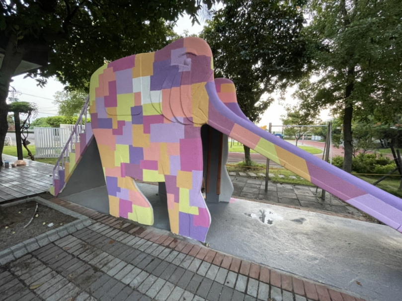 大葉設藝學院師生將大西國小大象溜滑梯繪成「繽紛瞭望台」。（照片大葉提供） 　