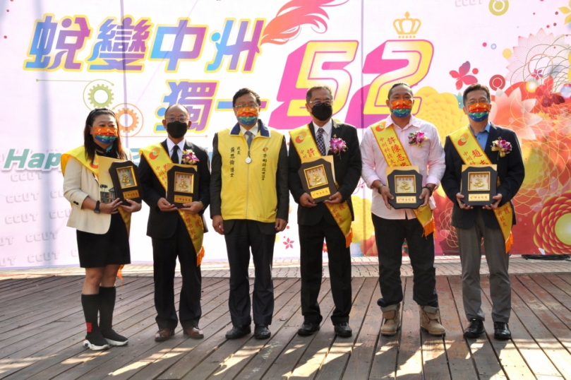 中州科大52週年校慶，校長黃思倫（左3）表彰5位傑出校友。（照片中州提供）