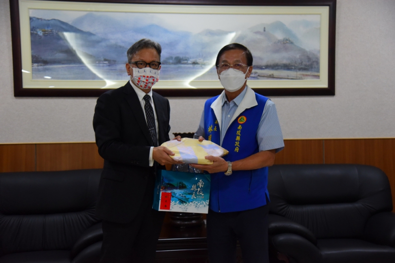日本在台交流協會訪府會 林縣長推薦紅茶香蕉