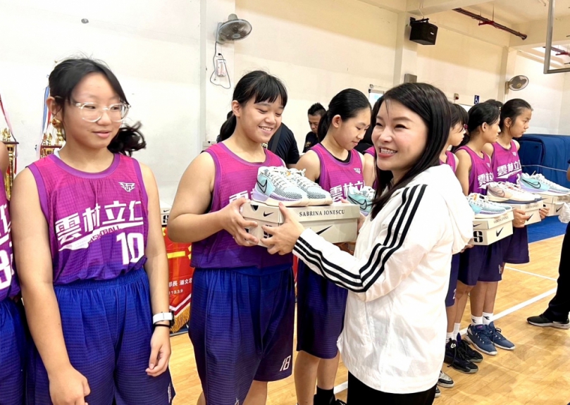 U12女籃雲林出頭天！雲林立委張嘉郡捐贈鎮南、立仁國小球員們「莎賓娜」專屬球鞋 期勉持續奮戰為雲林爭光！