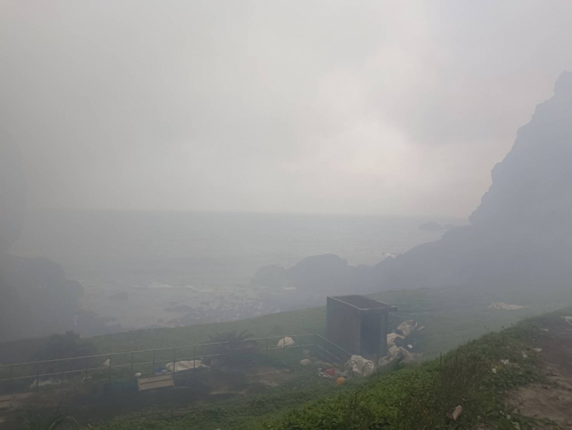 火燒島｜續集，垃圾掩埋場大火，焚燒2天2夜濃煙持續籠罩瀰漫，縣議員王姷力促環保局盡快處理！