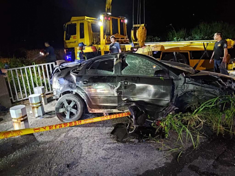 車子撞得很慘｜年輕男女2人死亡，臺東縣大學路二段平交道附近，暗夜自撞後衝進排水溝！