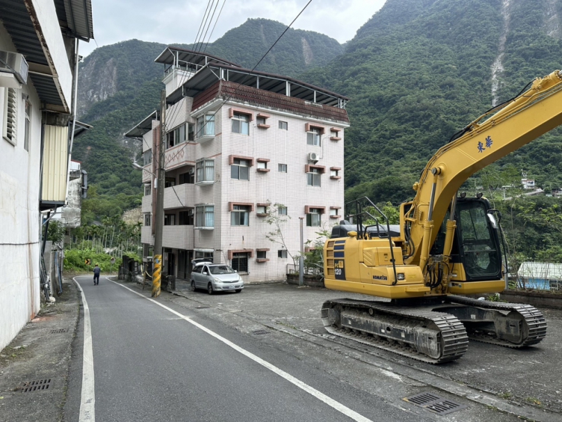 0403強震7.2｜秀林鄉第一棟震毀建物拆除道路封閉，6/1日至6/9日請鄉親改道通行！