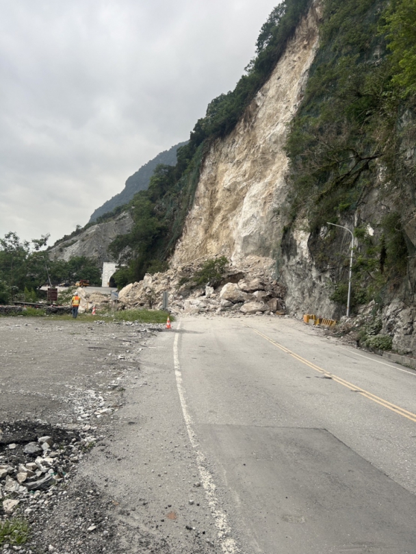 山壁被削去一層皮｜蘇花路廊崇德隧道北端大坍陷，交通雙向阻絕！