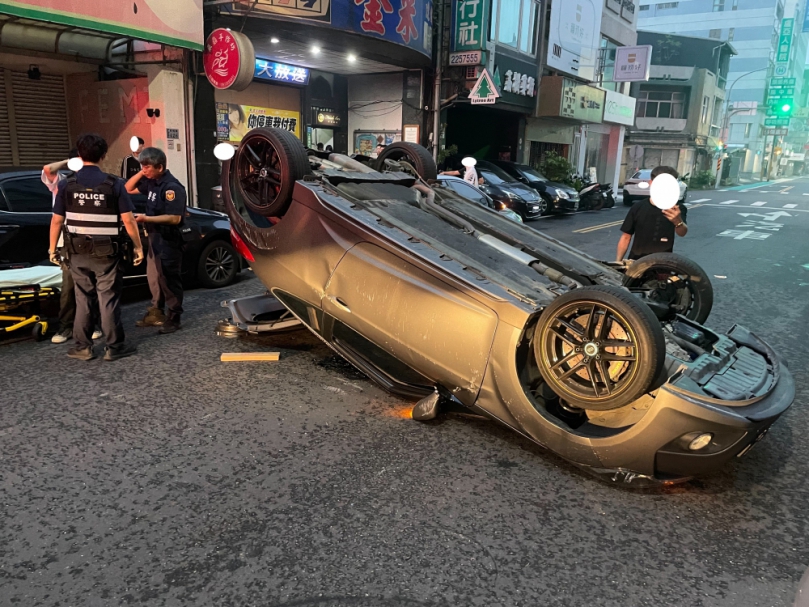 開車打瞌睡  十九歲男擦撞路邊車輛翻覆受困  警消救援