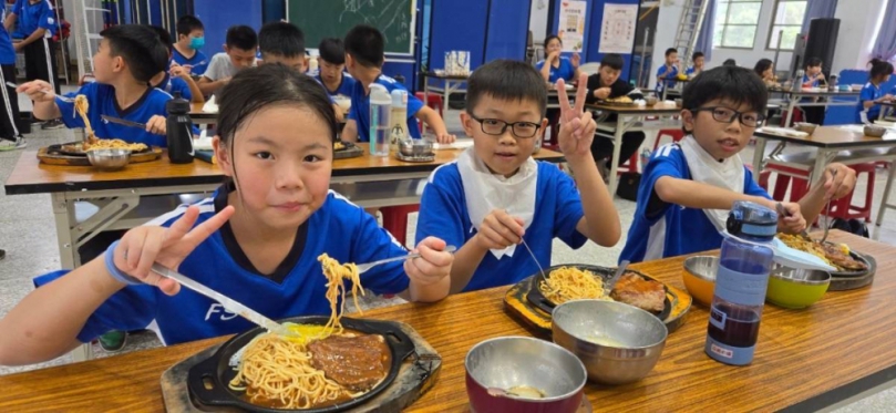 牛排大餐夢饗宴｜豐山國小閱讀桃花源記，書香、牛排香迴繞！