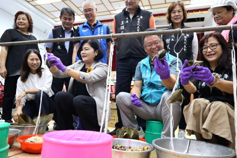 雲林土庫慶端午關懷弱勢暨米食文化推廣活動 縣長張麗善、鎮長陳特凱、農會總幹事黃萬聰等人包粽一同送愛〜