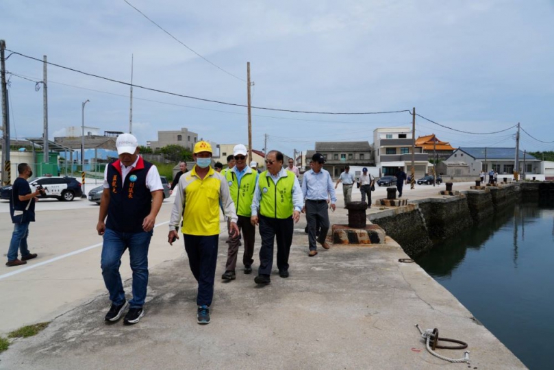 府會下鄉考察澎南地區 陳光復關心漁民、學童需求和健康