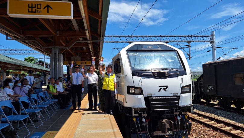 花蓮屏東首航｜大幅強化鐵路軍事運輸能力，34輛臺鐵公司R200型柴電機新車陸續加入營運行列！