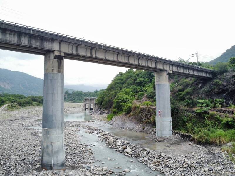 六龜獅額頭大橋橋墩包覆鋼板升級提升橋梁耐洪能力