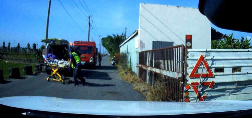 老翁騎車跌落水溝  布袋警分局義竹分駐所警員蔡欣哲上班途中  急救援保住一命