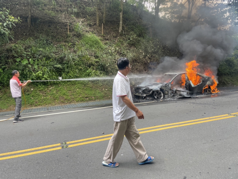 林男開車到太平雲梯遊覽與避暑  太平老街停車竟火燒車  竹崎警消共同撲滅火勢