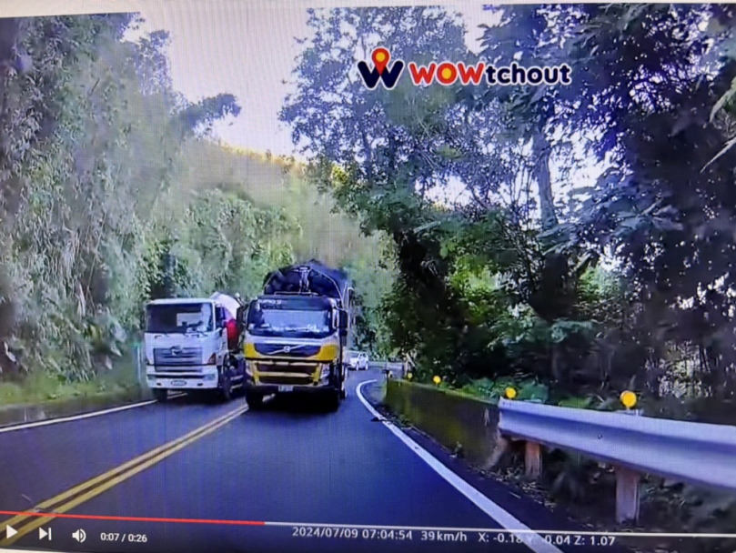 超危險  民眾po網2台大貨車阿里山公路跨越雙黃線及逆向行駛  竹崎警將查證後依道交通條例製單舉發