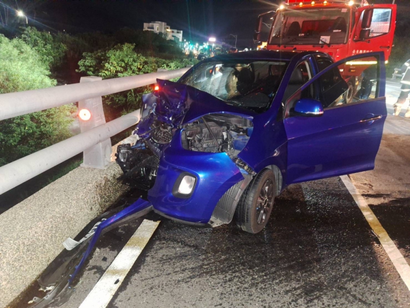 好慘｜臺東市加路蘭橋嚴重對撞車禍，一輛車子側翻，一輛車頭撞凹了半邊，3人受傷送醫，現場滿目瘡痍！