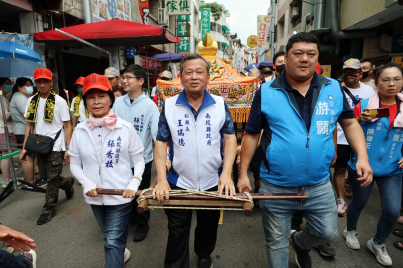 城隍爺聖誕遶境祈安 王副縣長點起馬炮祈福