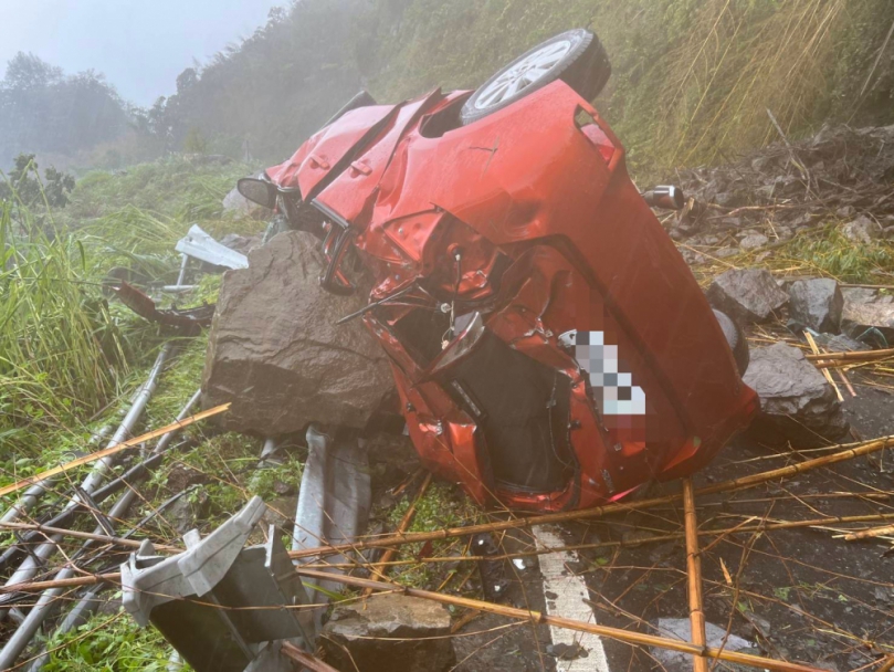 阿里山公路落石擊中自小客  林鐵處何姓小火車維修員無呼吸心跳  竹崎與中埔警消接力送下山