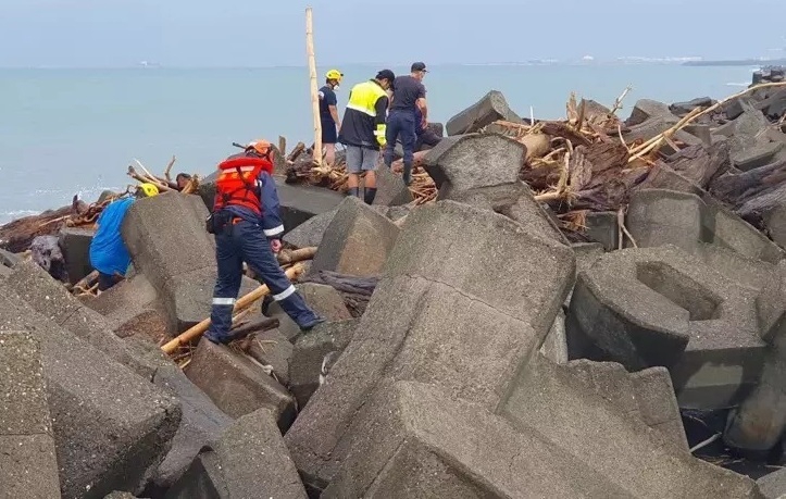 高雄林園海邊消波塊卡男性乾屍疑為失蹤貨輪船員