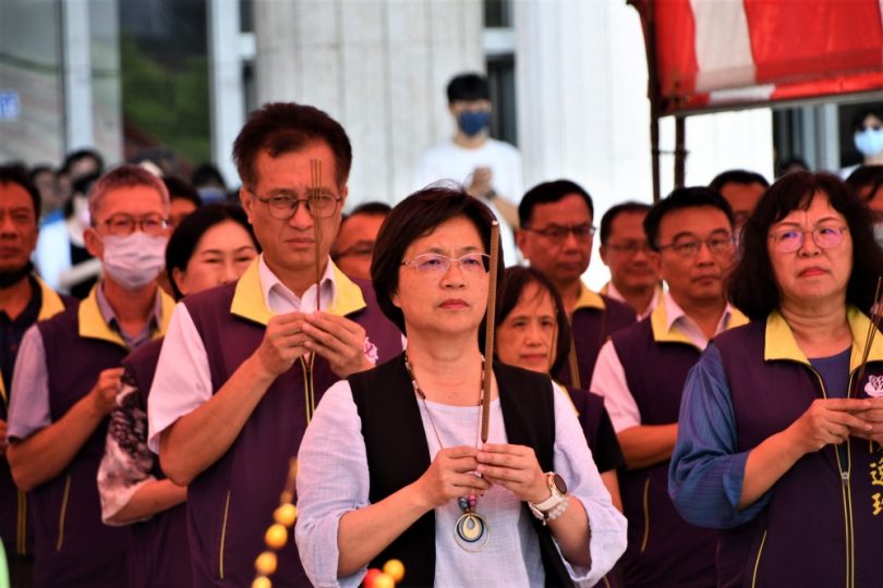 中元普渡，王縣長持清香祈福拜拜。（照片縣府提供）