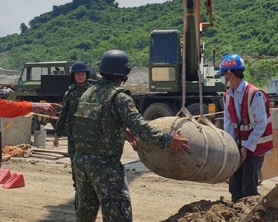 高雄煉油廠挖到千磅未爆彈軍方初判暫無安全顧慮運至左營未爆彈暫存