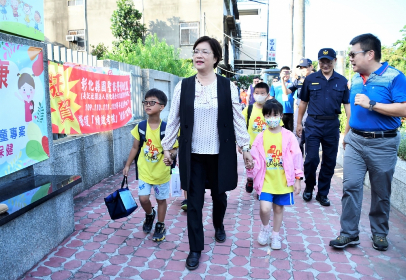 國小開學日，王縣長前往國聖國小關心，陪兩名學童上學。（照片縣府提供）