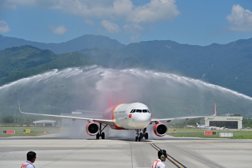 首架外籍航空落地臺東 ｜迎來首次越南包機230遊客參訪