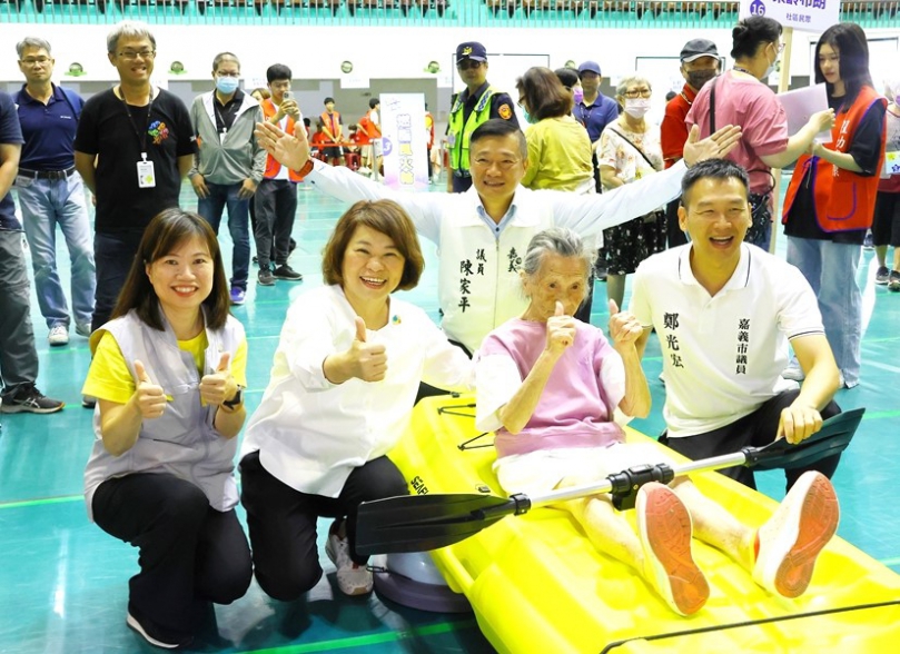 嘉義市長黃敏惠與3位逾90歲「勇嬤」競艇體驗科技競賽！ 鼓勵勇壯世代揪團挑戰i嘉科技運動會