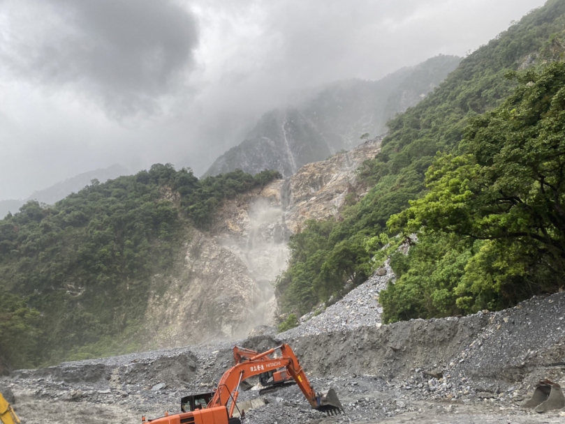 鐵路也斷了｜豪大雨，公路土石泥流漫延溢流，臺鐵和仁崇德間東正線預警性封鎖！