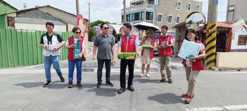 中秋前夕，家扶扶幼委員會和永久認養人聯誼會，攜帶禮金和物資、禮盒至偏鄉受助家庭慰問。（照片家扶提供）