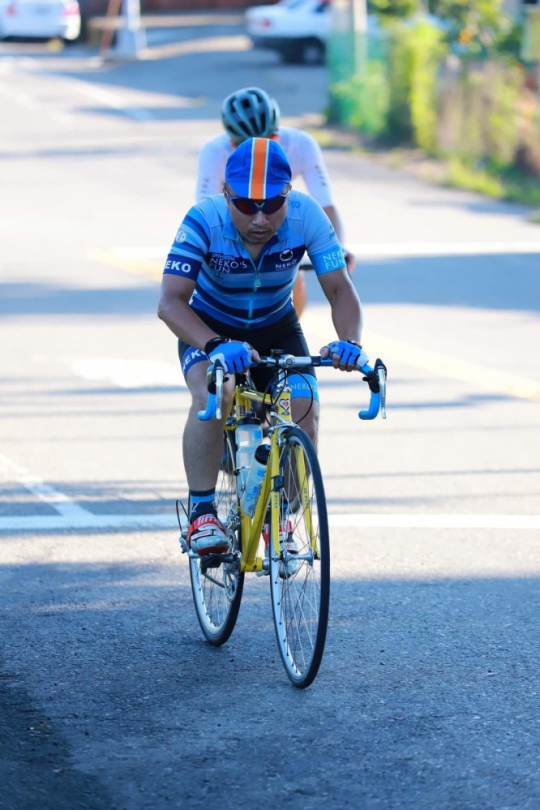 35歲李姓單車騎士運動過度，鵝足肌腱發炎。（示意圖照片非本件當事人，員榮提供）