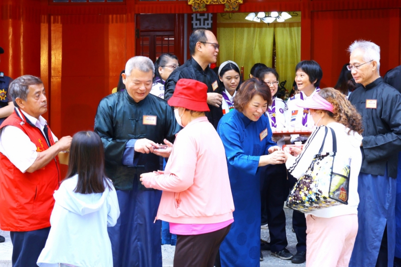 嘉義市循古禮紀念大成至聖先師2574周年誕辰 市長黃敏惠分送智慧糕、筆 為學子祈福〜