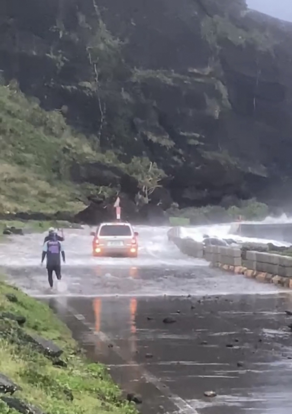 勇戰惡浪｜山陀兒浪拍蘭嶼鄉鱷魚岩環島公路，小轎車搏命衝陣，鄉民高喊「過不去，救人啦！」，這才趕緊倒車敗走！