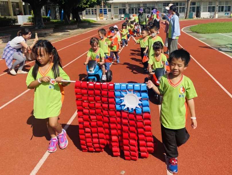 雙十國慶，秀水鄉「育民非營利幼兒園」師生國慶遊行。（照片育民提供）