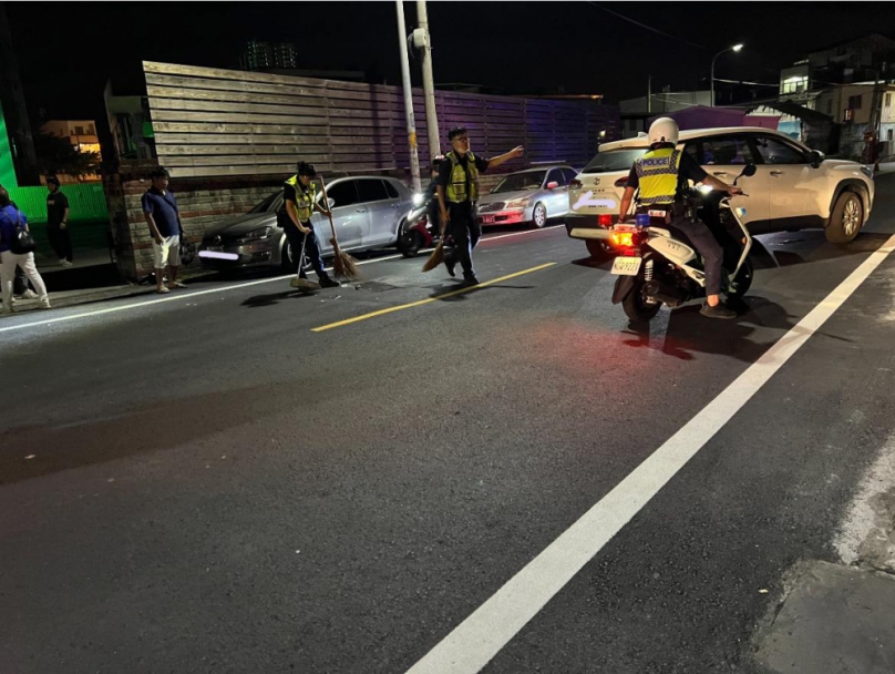 路面油漬，擔心人車危險，芬園警察帶工具清掃，（照片警方提供）