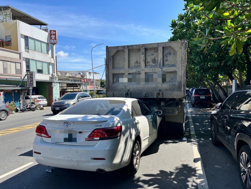 車毀人亡｜小轎車撞上停等大貨車，臺東市中興路，小轎車駕駛送醫不治！