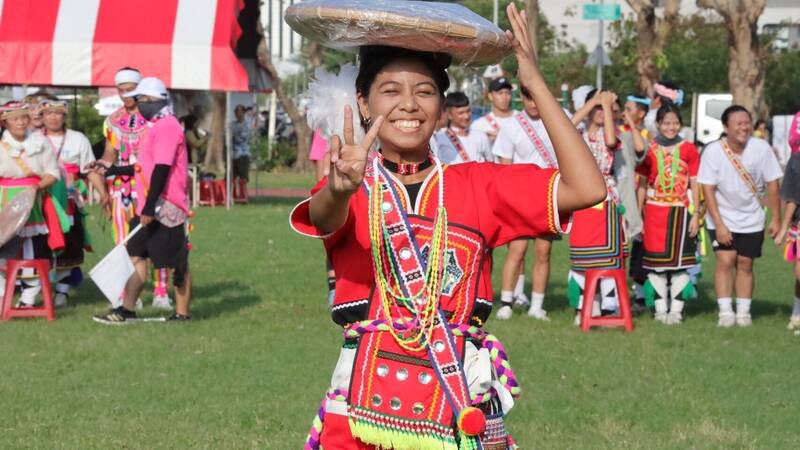 高雄阿美族人豐年祭小港登場千人圍舞感恩祈福