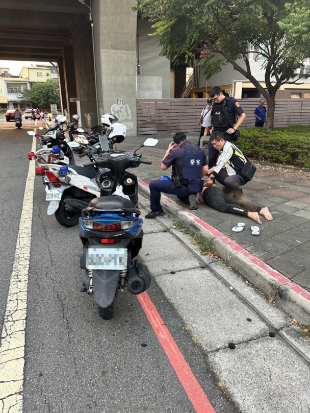 員林警分局林厝派出所員警勇擒獲涉及四案的陳姓通緝犯。（照片警方提供） 　