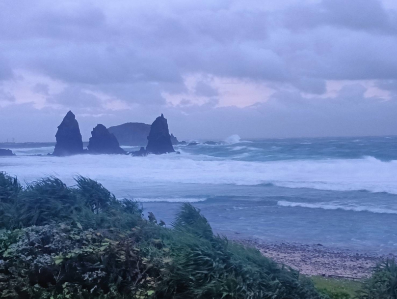 綠島、蘭嶼｜掀大浪，潭美颱風外圍環流影響，10/24日中午12時起停止上班、停止上課。