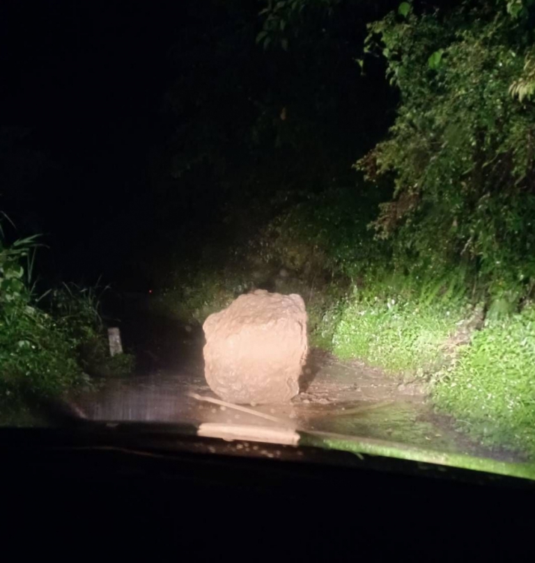 山路蹦出超大石頭｜六十石山禁止進出，預計10/25日上午移除後再開放通行！