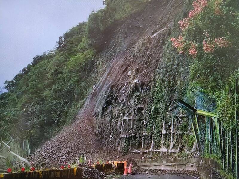 高雄藤枝聯外道邊坡落石崩塌上下山交通中斷