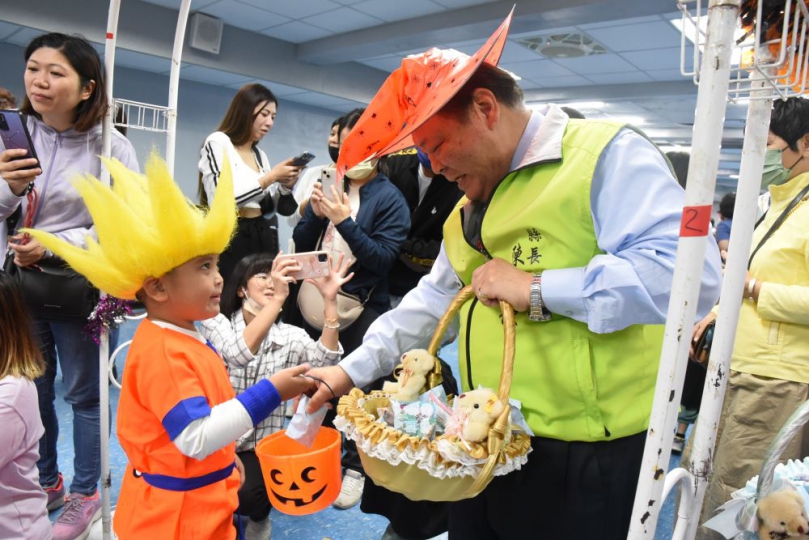 耕讀幼兒園萬聖節踩街變裝秀 陳光復給糖同樂 首站來到澎湖縣政府，縣長陳光復特地戴上巫婆帽現身迎接，與孩子們同樂。