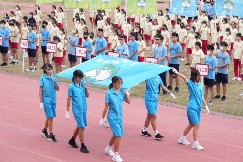 馬公國中113年運動大會熱鬧開幕  880名學子齊聚展現青春活力 縣長陳光復蒞臨開幕典禮，勉勵學生們在為期兩天的運動會中盡情發揮，勇於挑戰自我、提升身心健康，並預祝大會圓滿成功、校運昌隆。