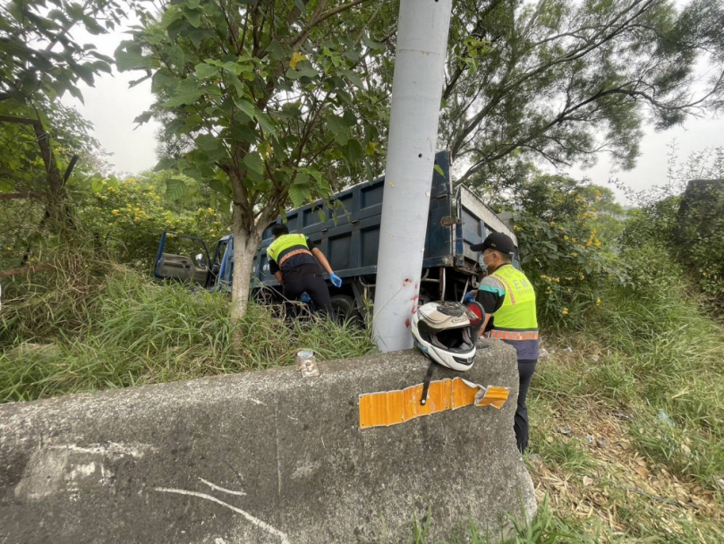 員草路2段大轉彎處車禍，小貨車滑至邊坡。（照片2大隊提供）