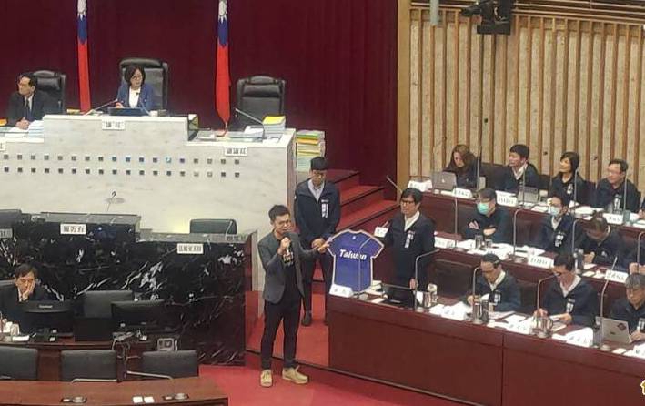 高市議會響起「台灣尚勇」 陳其邁為棒球隊服放上「台灣」字牌