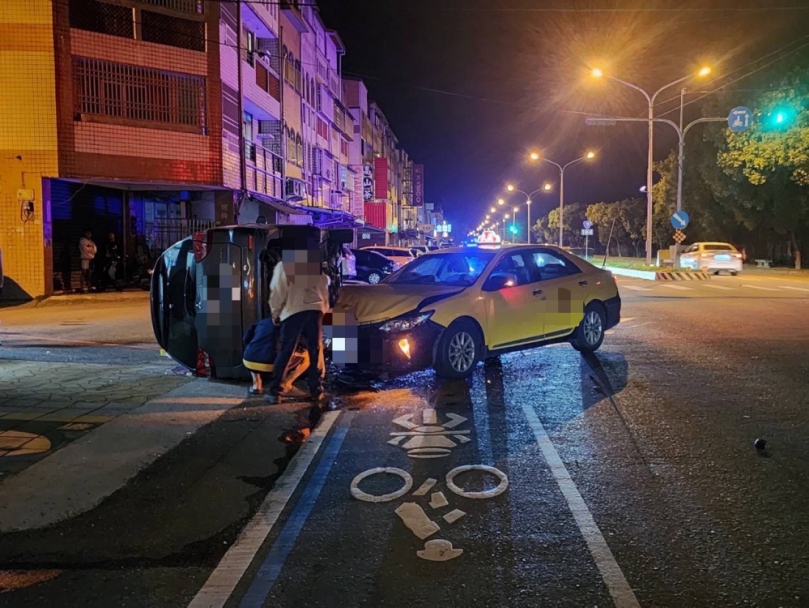 酒駕女｜新城路口車禍翻車，2車毀3人傷，移送法辦！