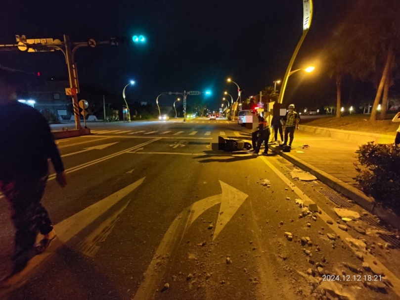 曳引車載運石板掉落散碎於路面｜機車騎士摔倒車毀人傷，花蓮警究責！