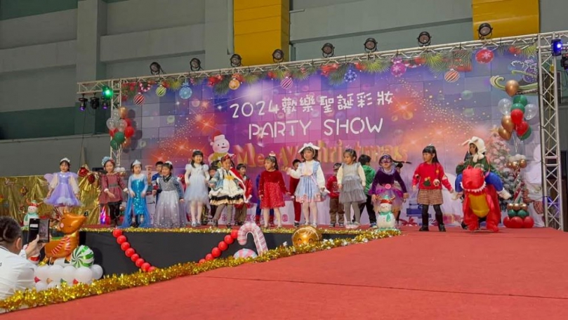 馬公市立幼兒園2024歡樂聖誕彩妝 Party Show 盛大登場   市長化身皮卡丘成全場焦點  吸引近2000名師生、家長與市民熱情參與。現場充滿節日歡樂與溫馨氛圍，成為馬公市年度親子盛事。