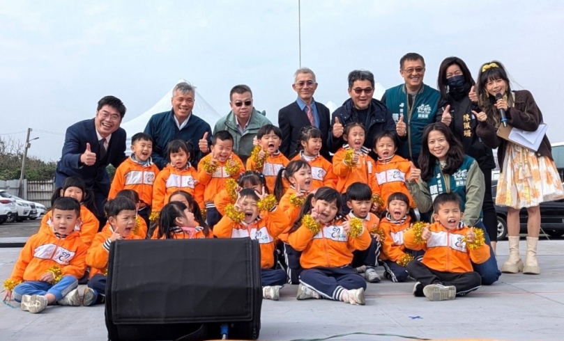 雲林牙聯健雲學園113學年成果發表會 學童送上親自製作感謝卡 感謝牙醫師全聯會和立委劉建國的協助〜